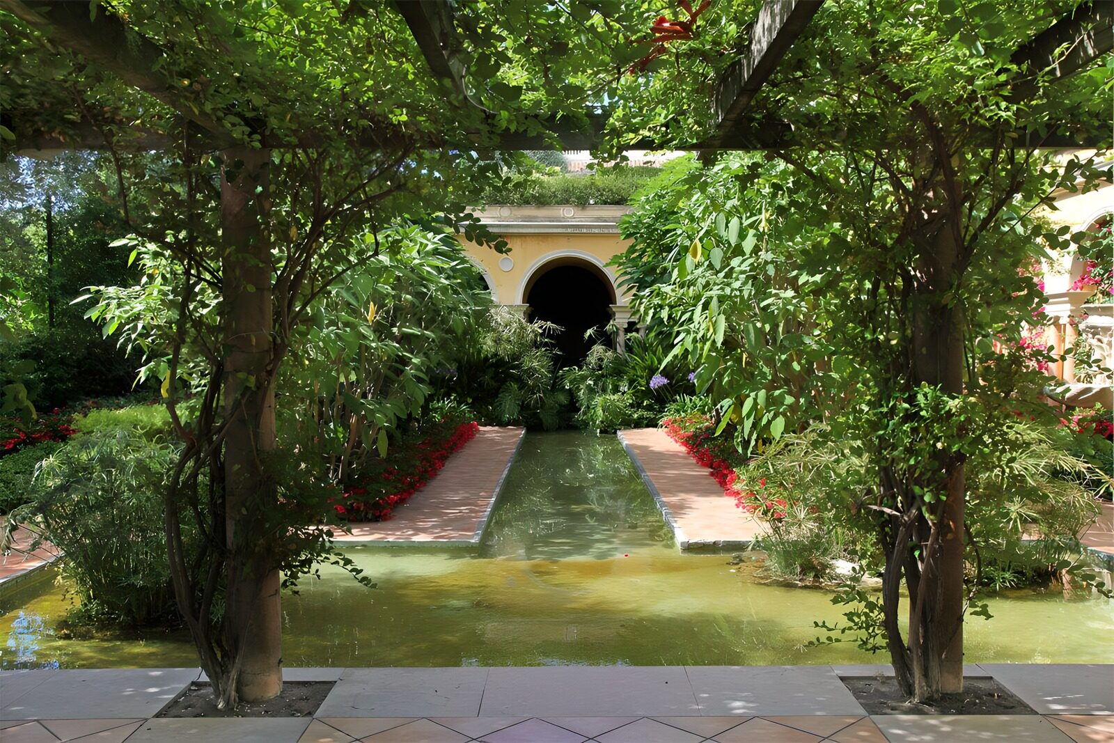 TPES67897: Jardín con estanque bajo la pérgola