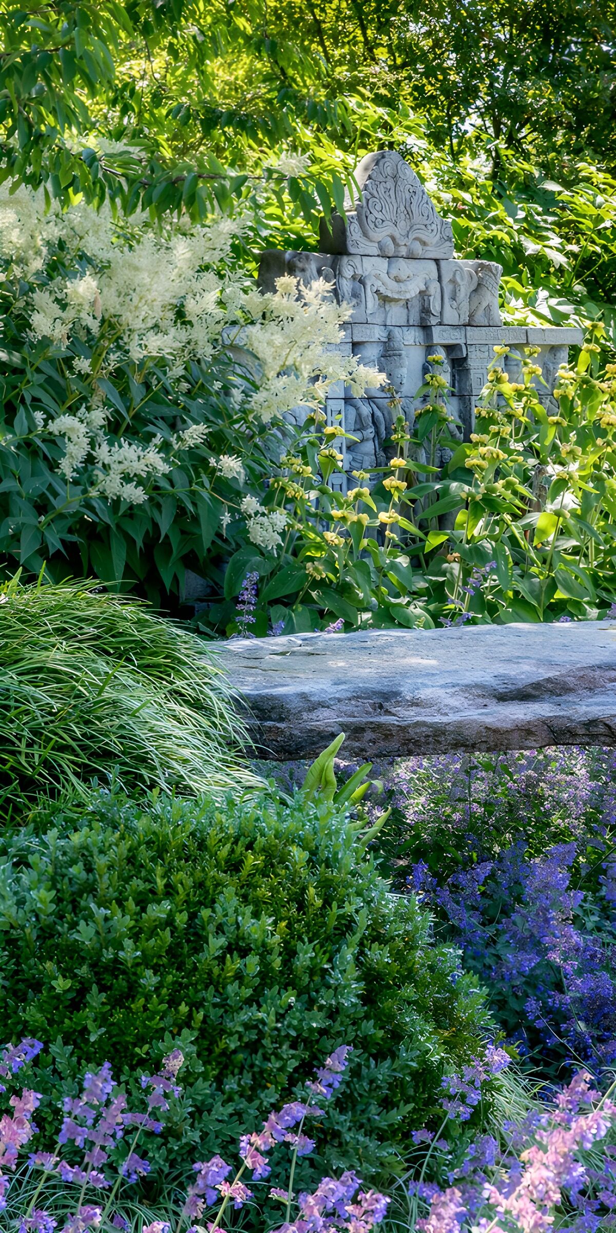 TPES89816: Flores y piedra en un jardín recogido