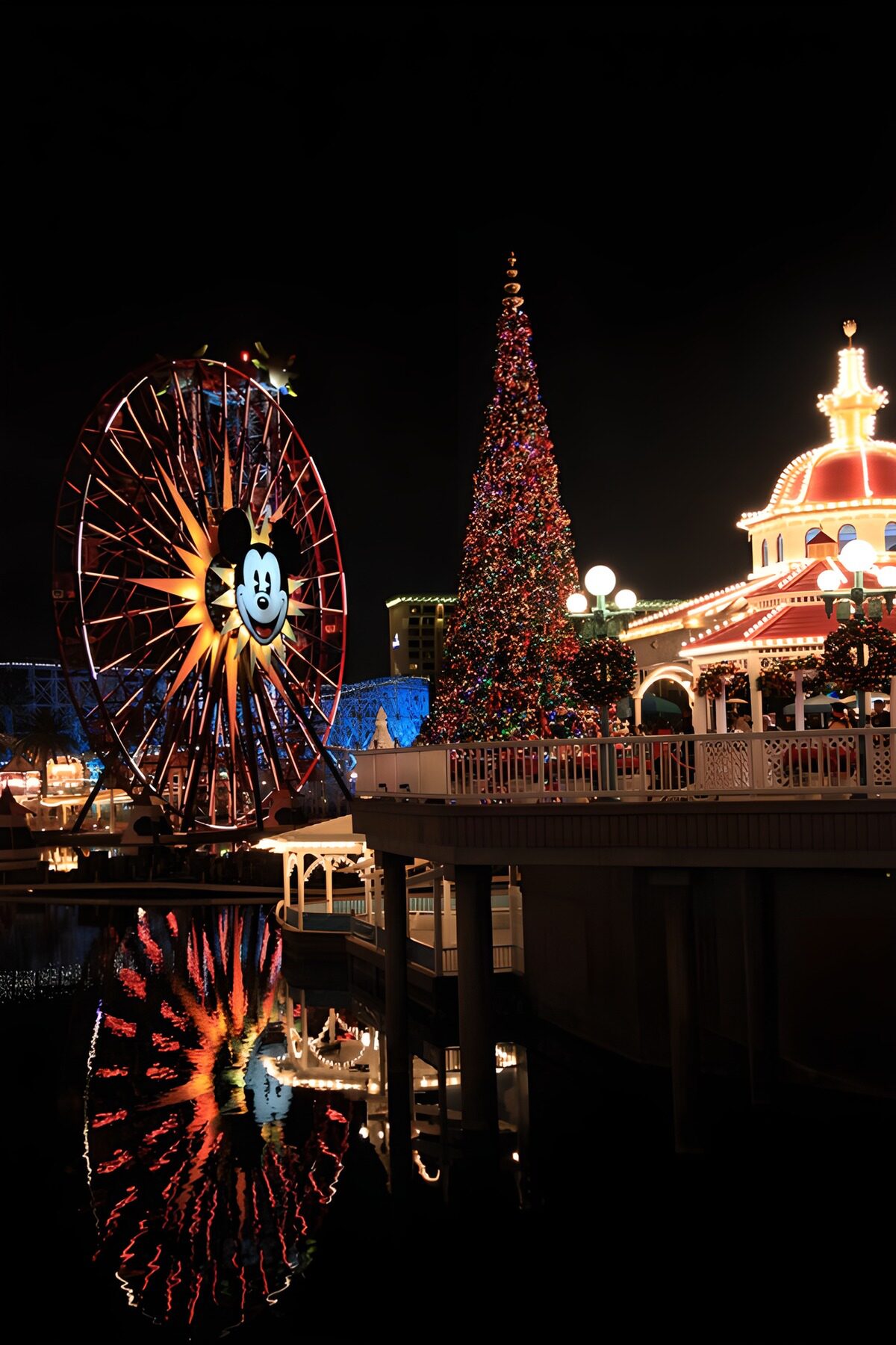 TPES78554: Noria y árbol de Navidad junto al agua