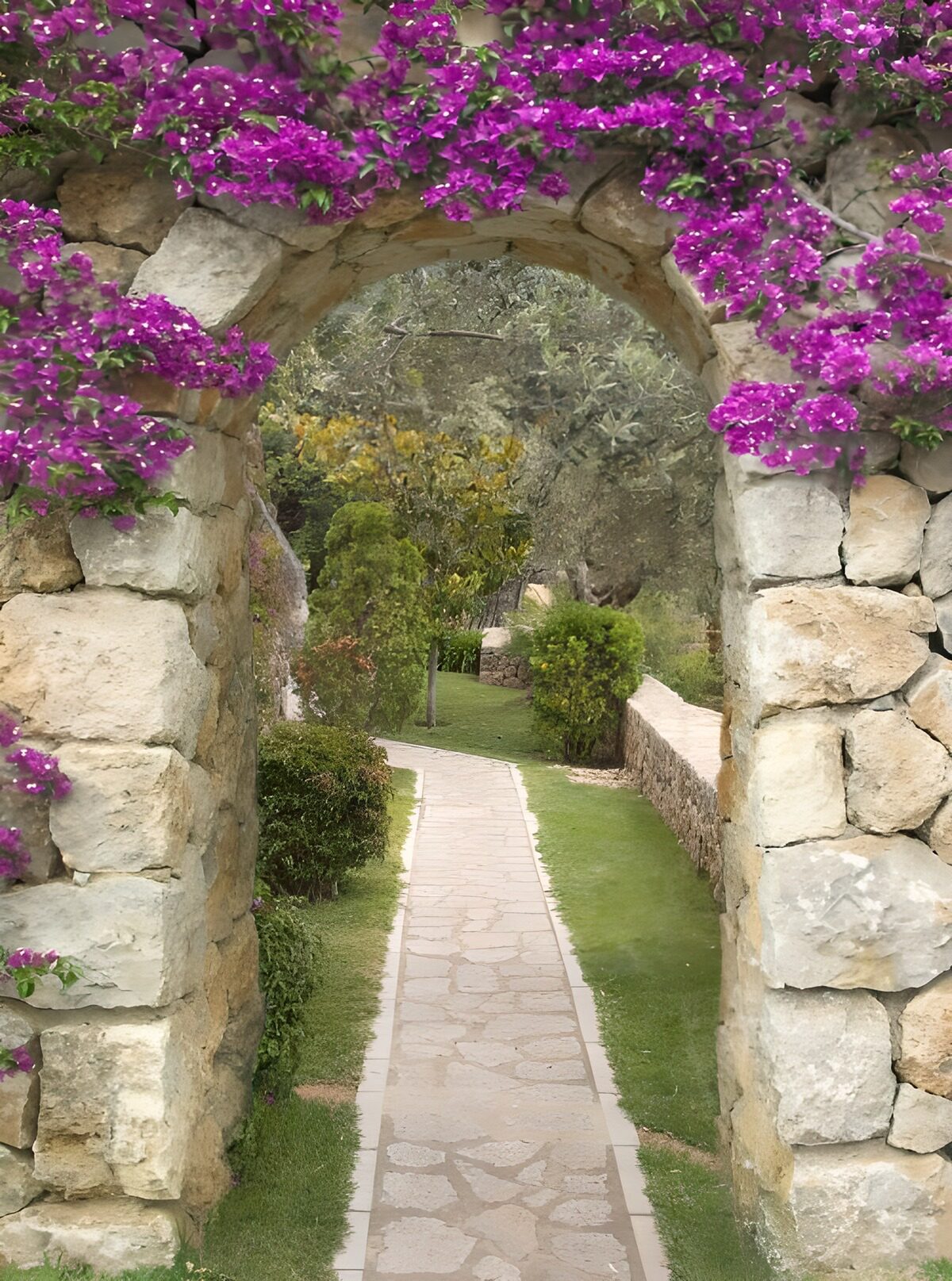Arco de piedra y flores junto al sendero