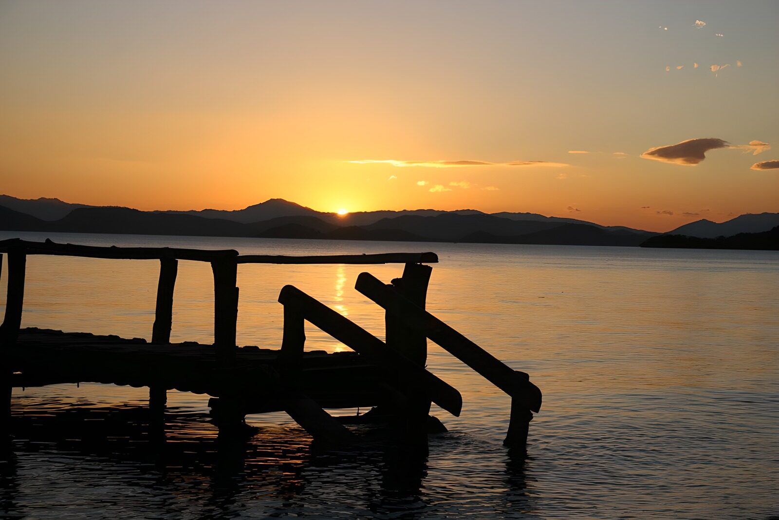 TPES11395: El lago guarda el último sol