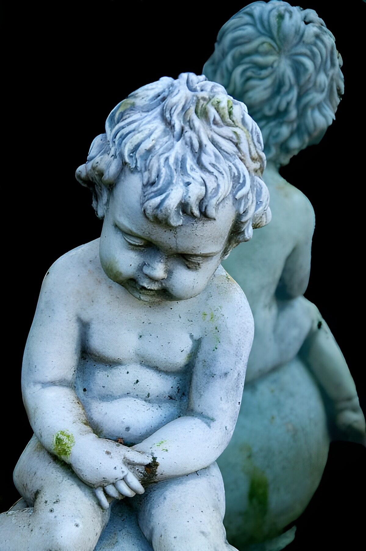 Dos niños de piedra en silencio