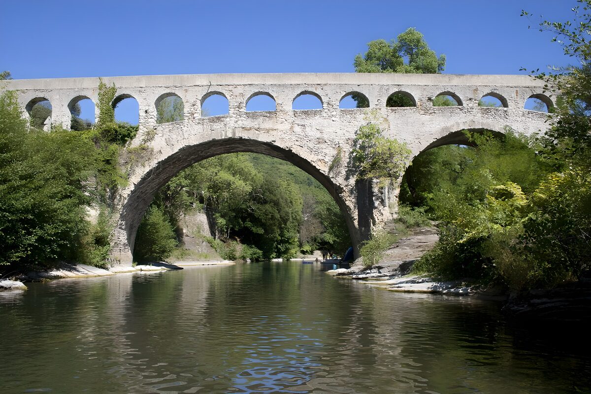 El río guarda la memoria del puente