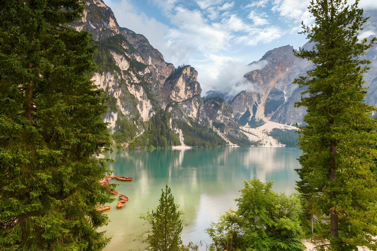 Lago turquesa entre montañas y coníferas