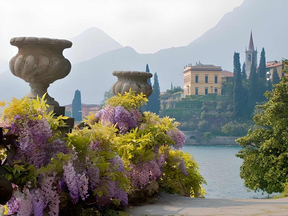 Jardín en flor con vistas al lago