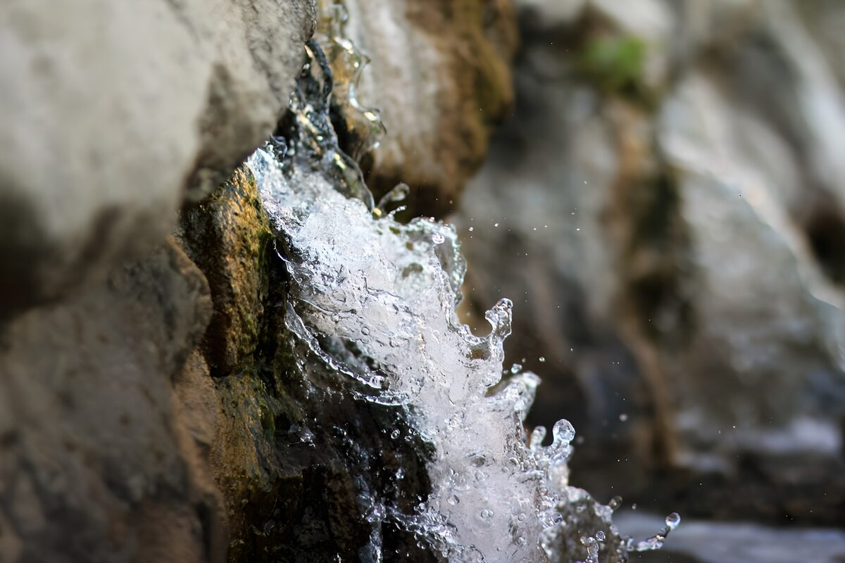 TPES70526: Salpicadura de agua sobre rocas