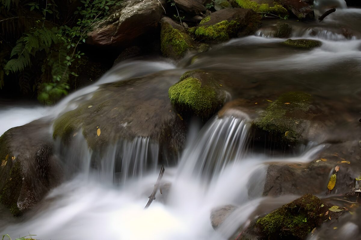 TPES83740: Agua de seda sobre roca oscura