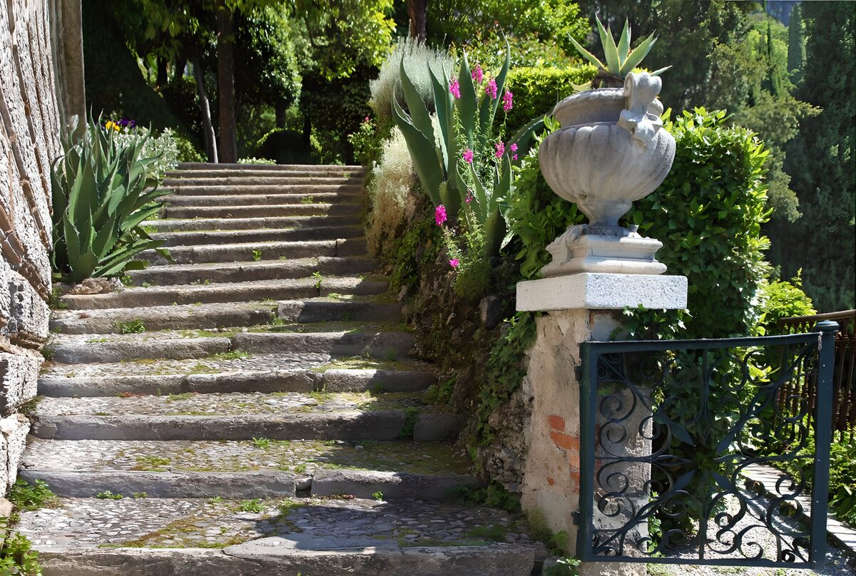 TPES89775: La luz trepa por la escalera de piedra