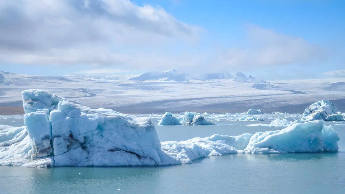 TPES27587: Icebergs sobre aguas turquesas
