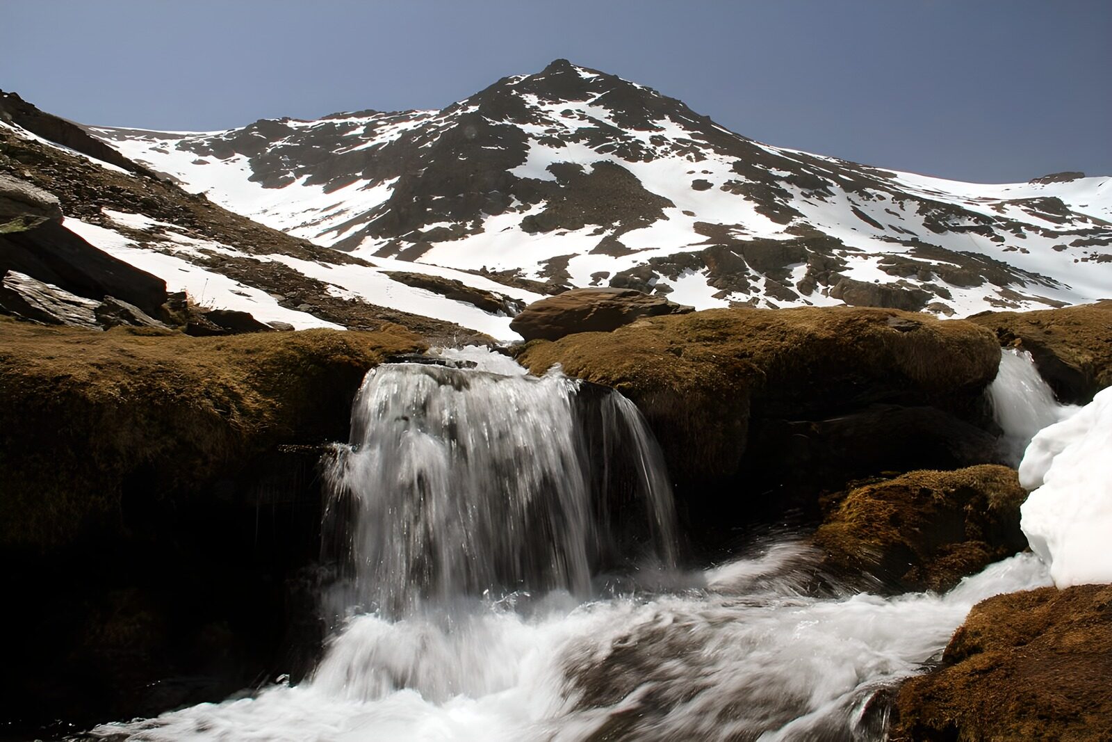 TPES80114: Cascadas al pie de la montaña nevada