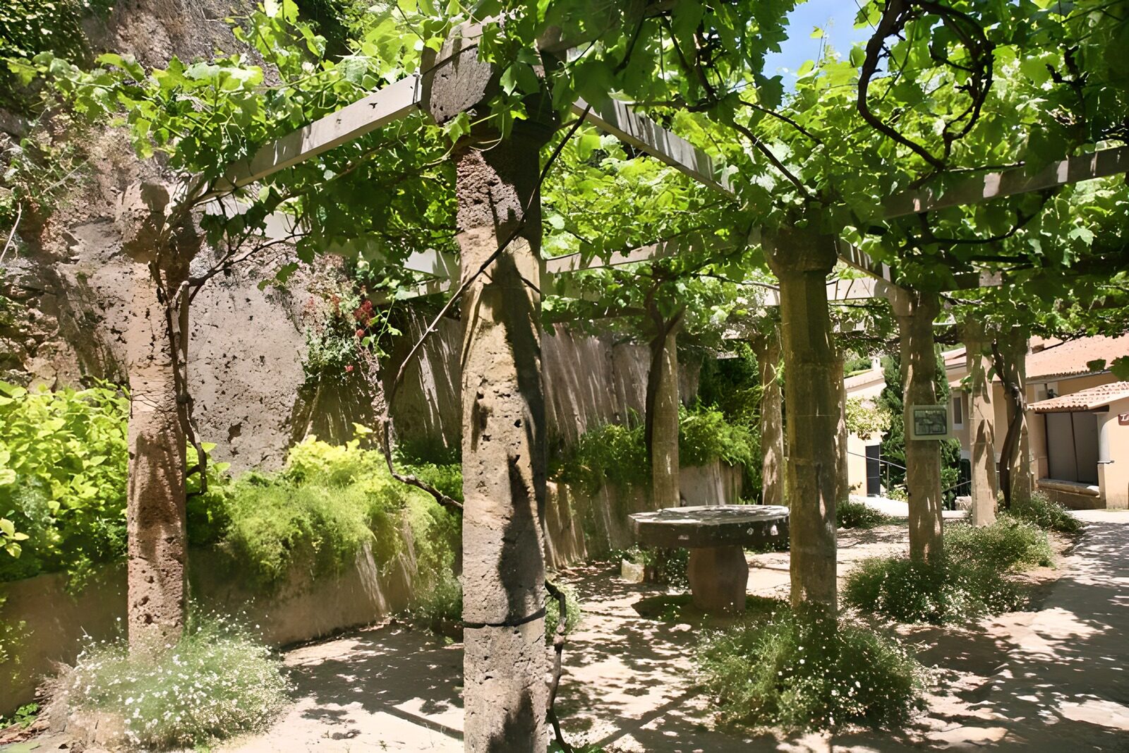 TPES71927: Pérgola entre pilares de piedra