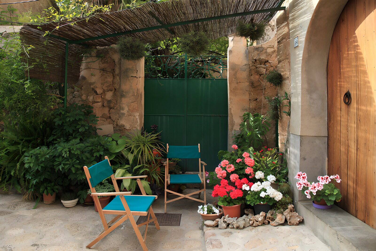 TPES94322: Patio con sillas turquesas y flores