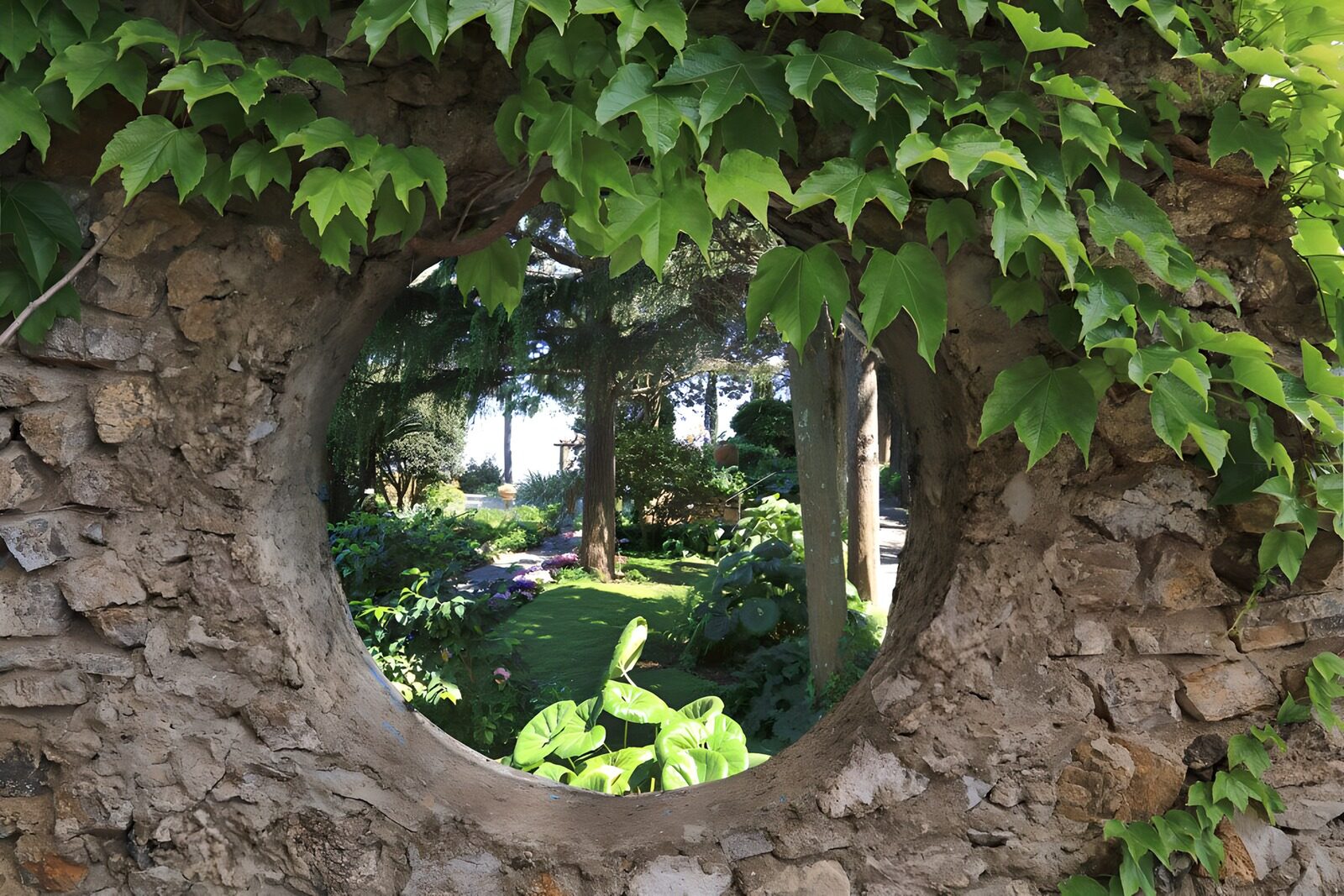 TPES35910: Ventana de piedra a un jardín en sombra