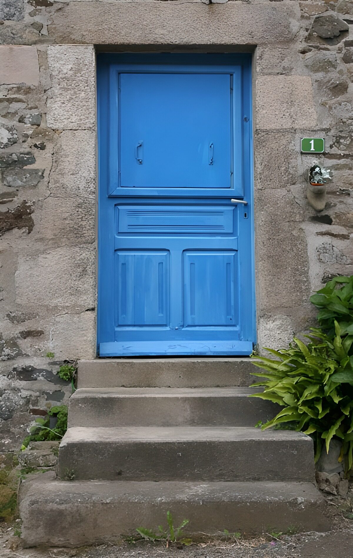 Puerta azul y escalones con historia