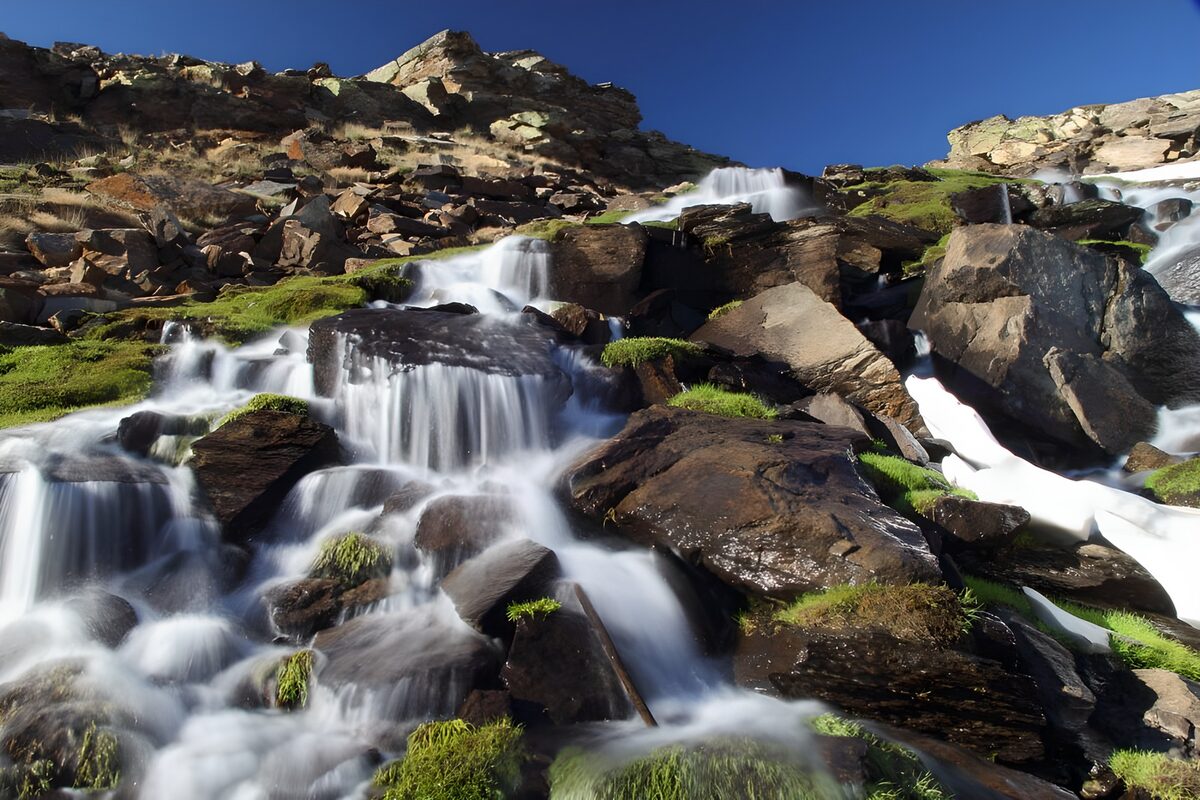 TPES54770: Cascadas entre rocas de montaña