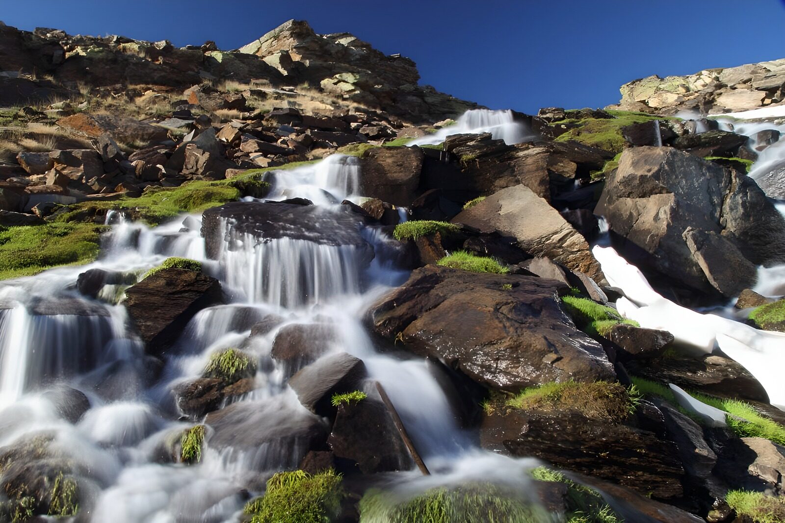 TPES54770: Cascadas entre rocas de montaña