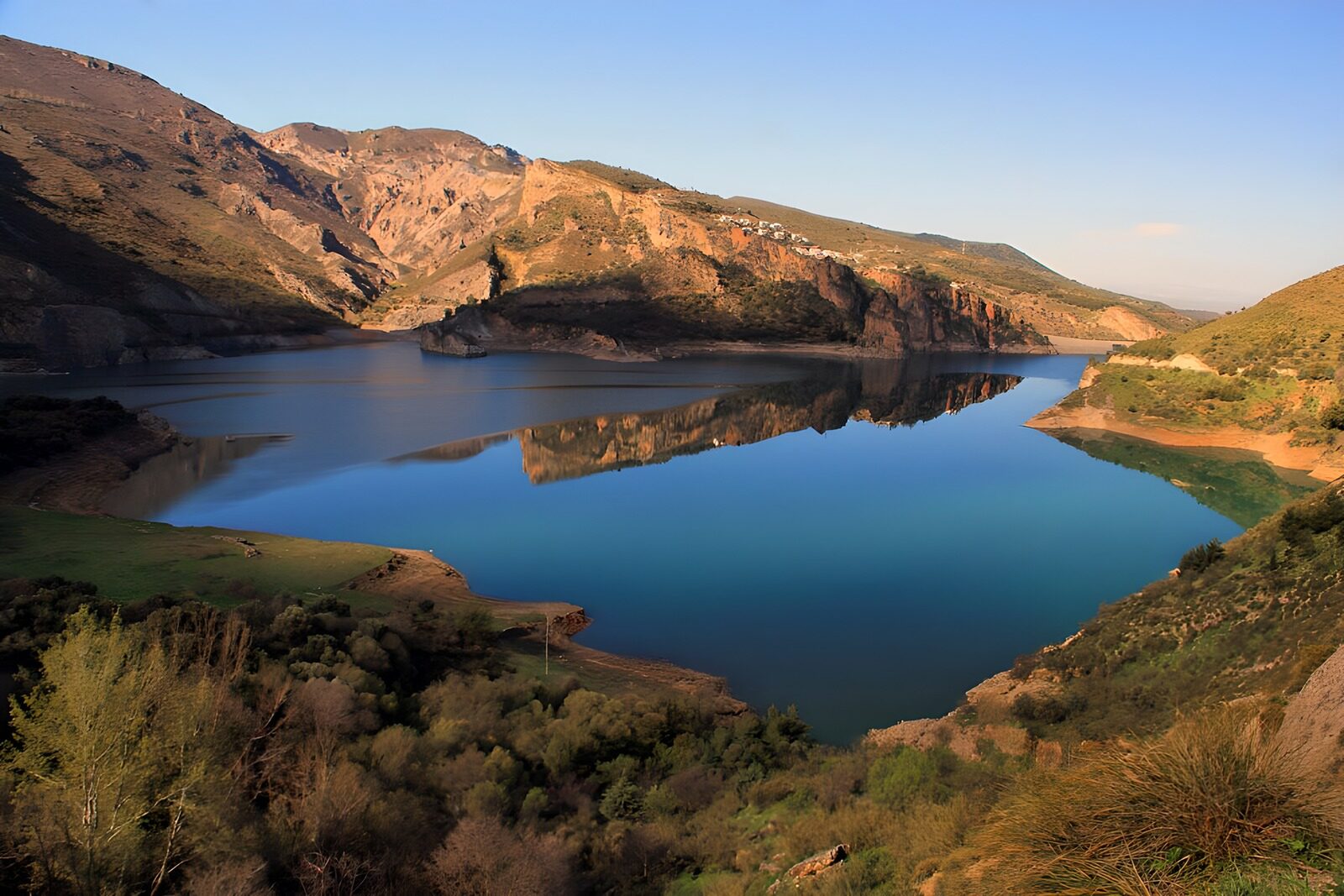 TPES66085: Lago en calma entre riscos dorados