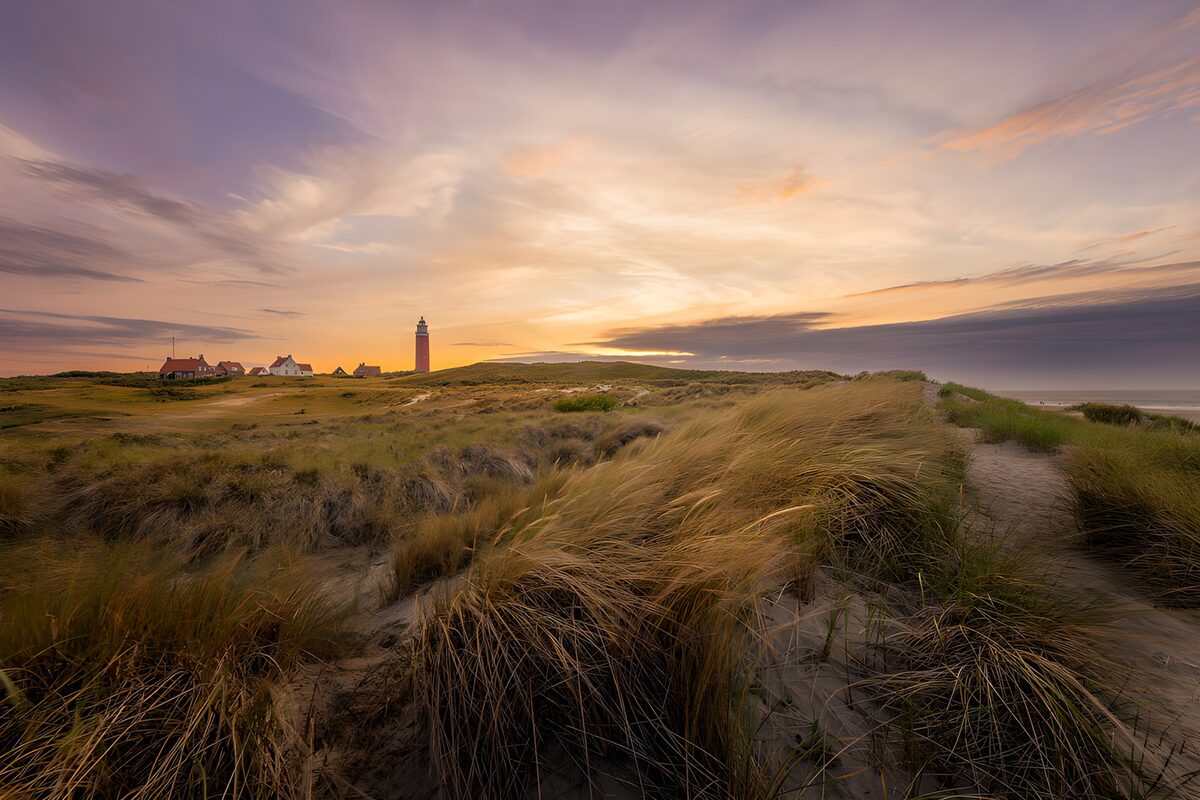 Dunas y faro al atardecer