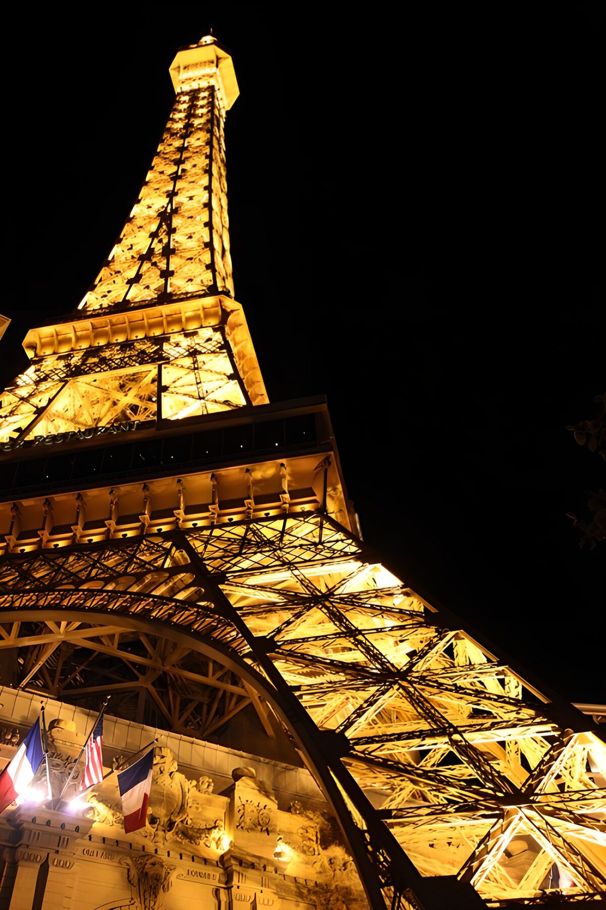 TPES32970: Réplica de la torre Eiffel iluminada
