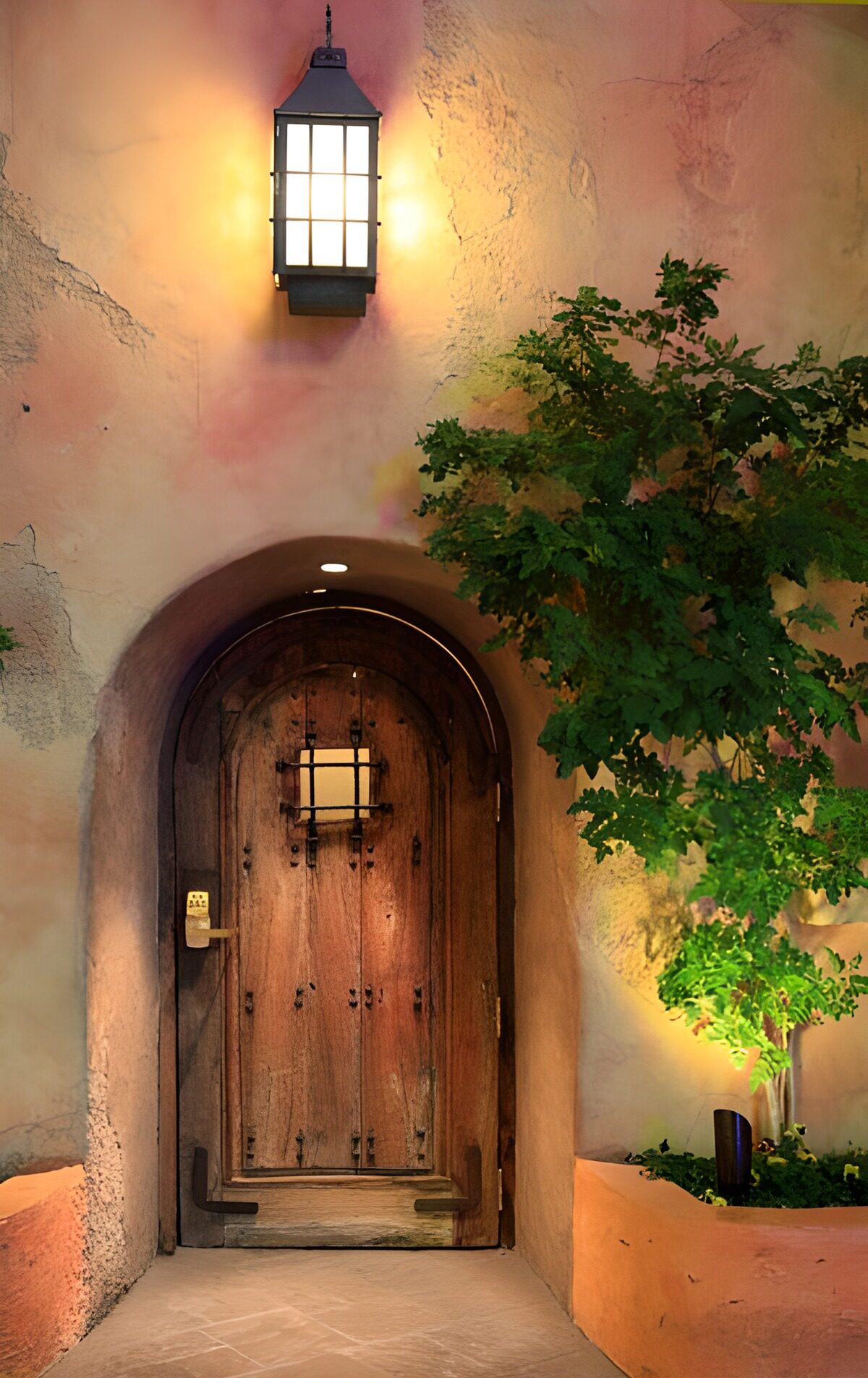 Puerta arqueada de madera y luz cálida