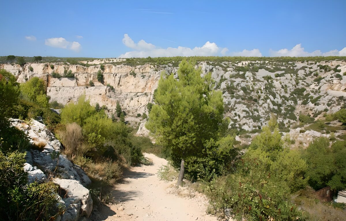 Sendero soleado junto al desfiladero