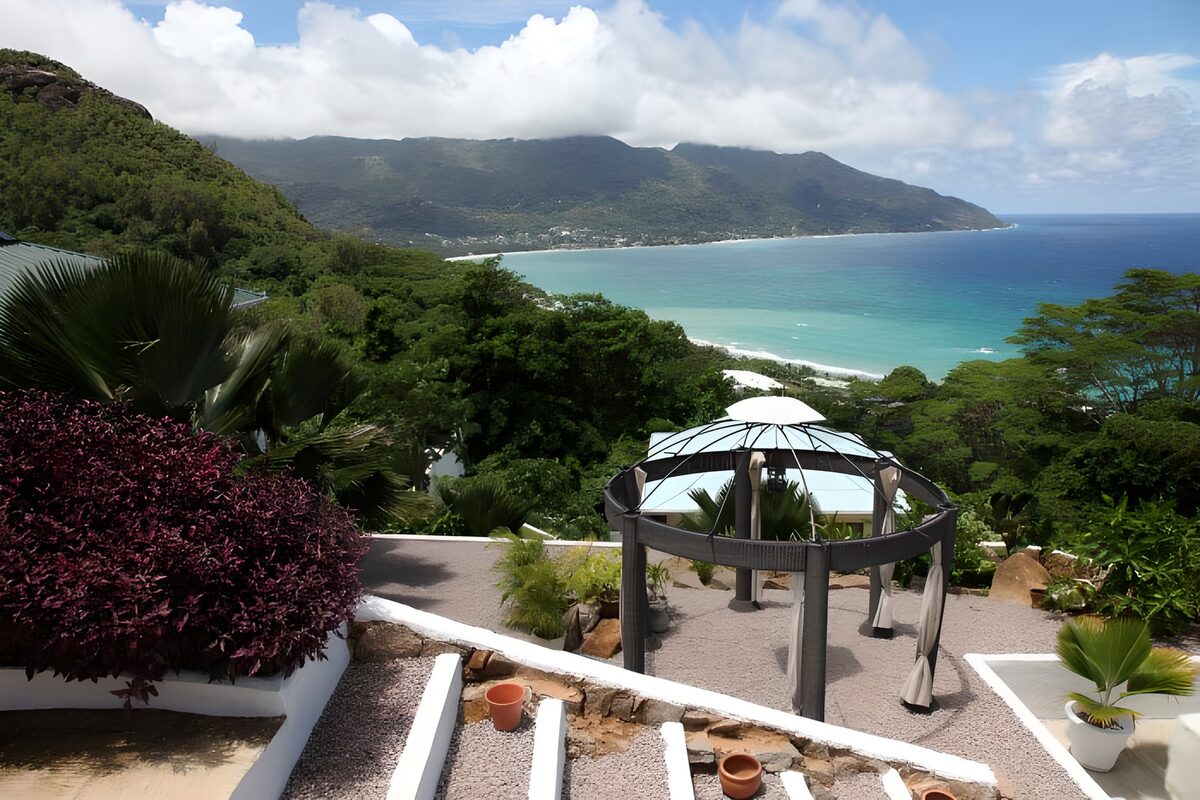 Jardín con cenador sobre la bahía