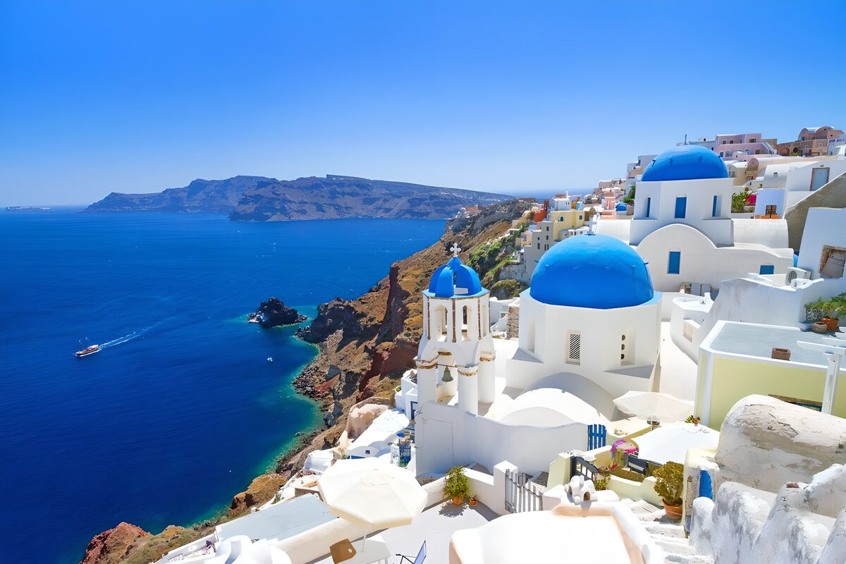 Cúpulas azules y casas blancas junto al mar