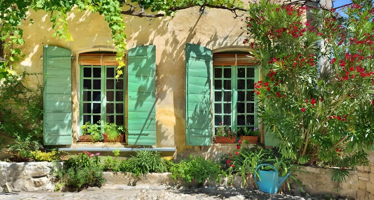 Fachada amarilla con contraventanas verdes