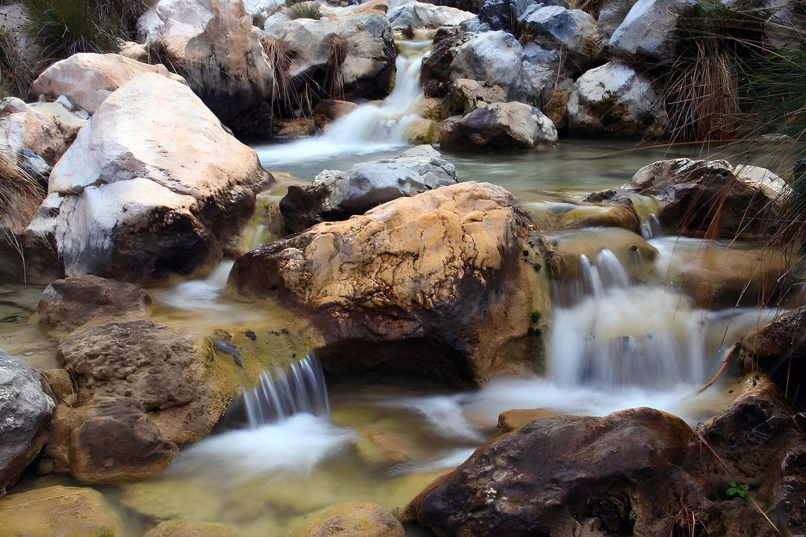 TPES59971: Cascadas entre rocas claras