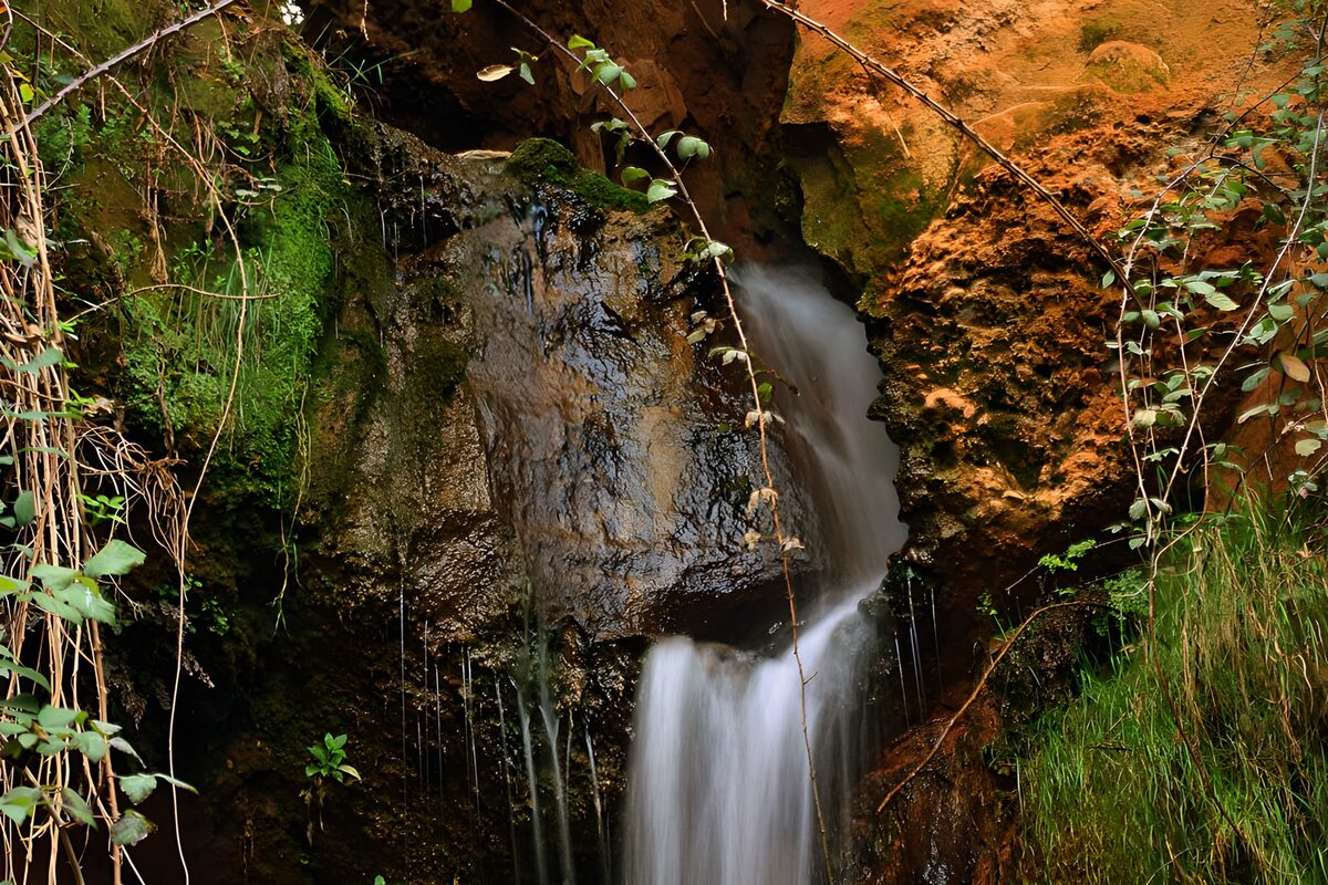 TPES39677: Cascada al abrigo de rocas y musgo