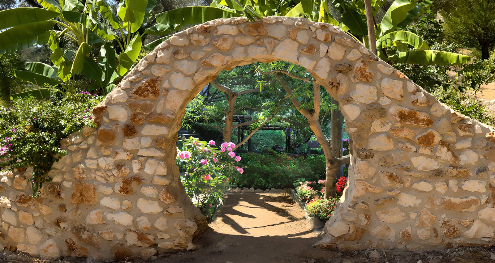 TPES56775: La luz cruza el arco de piedra