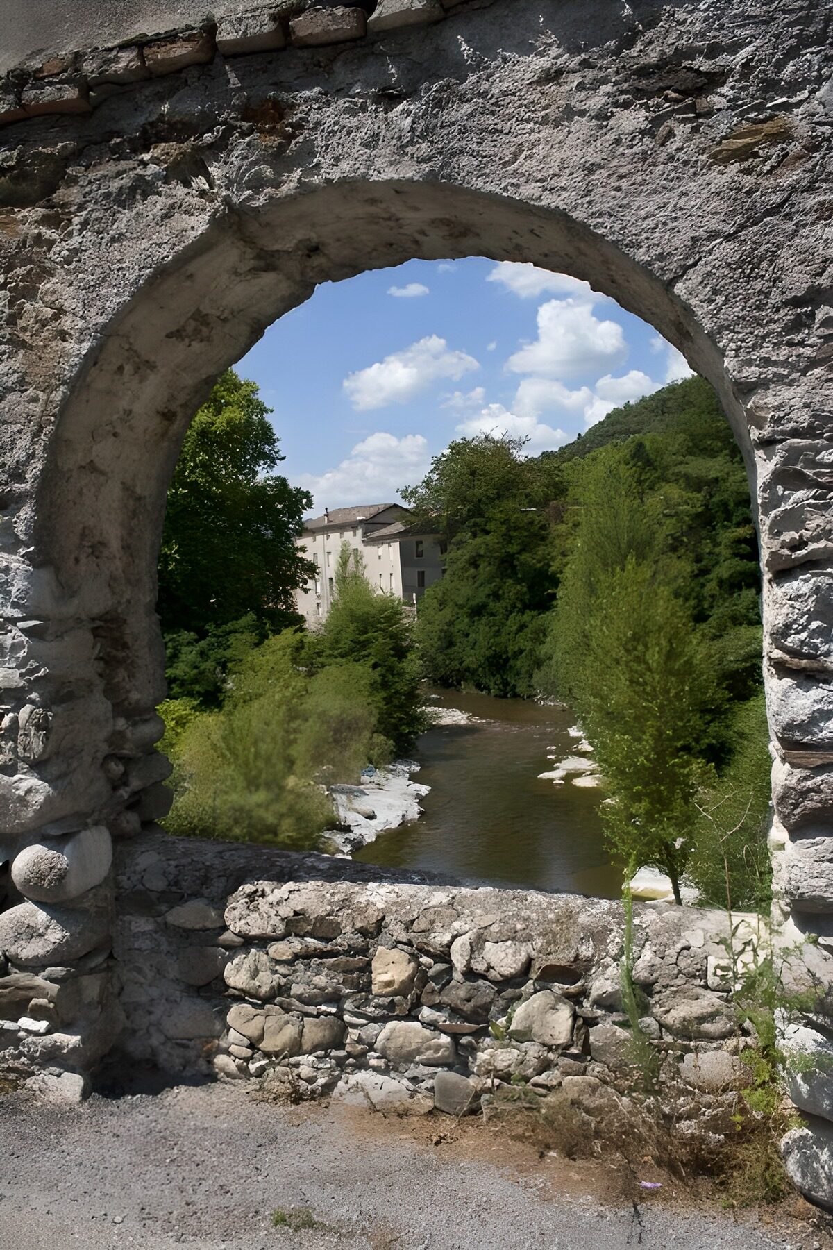 TPES37639: Río y arboleda tras un arco de piedra