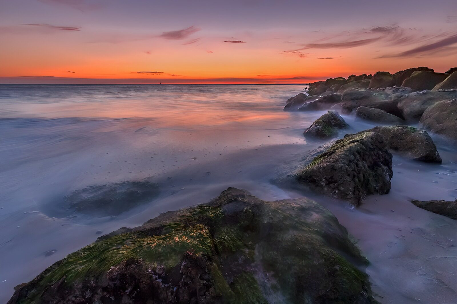 TPES21319: Rocas y mar en calma al atardecer