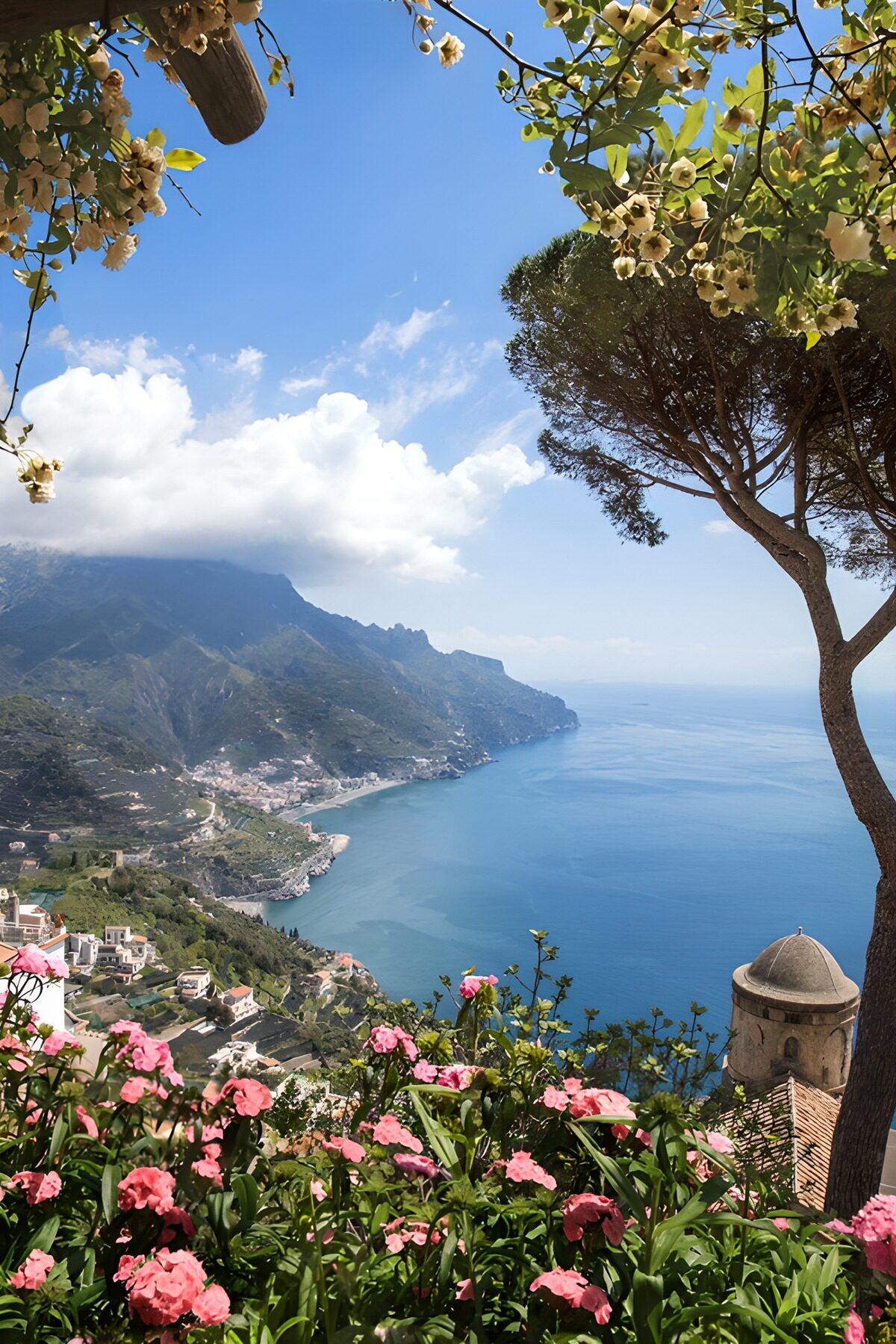 Bahía soleada entre flores y montañas