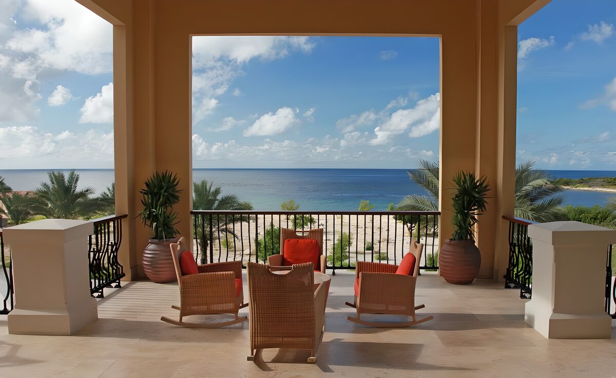Terraza con mecedoras frente al mar