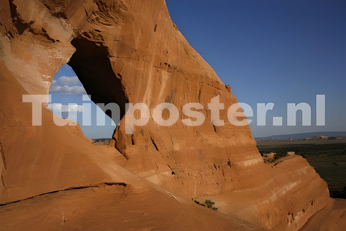 Arco de arenisca bajo el cielo azul