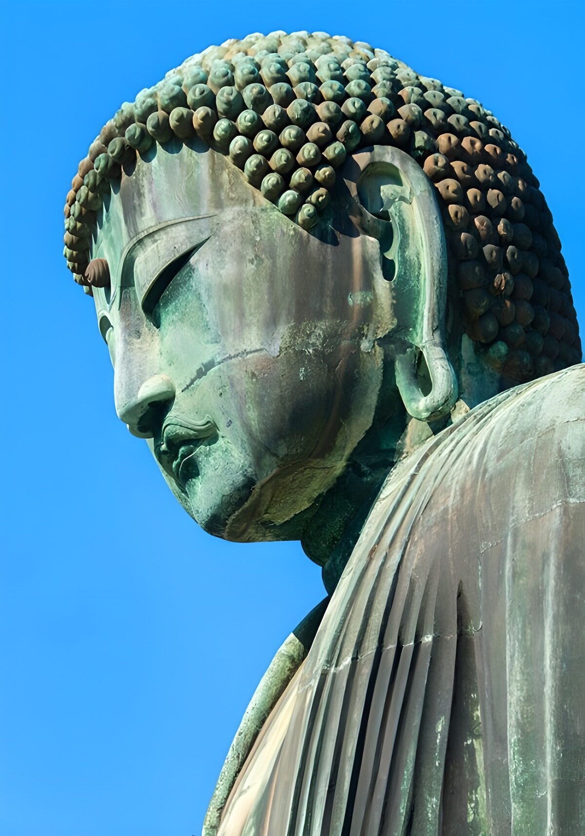 Buda de bronce bajo el cielo azul