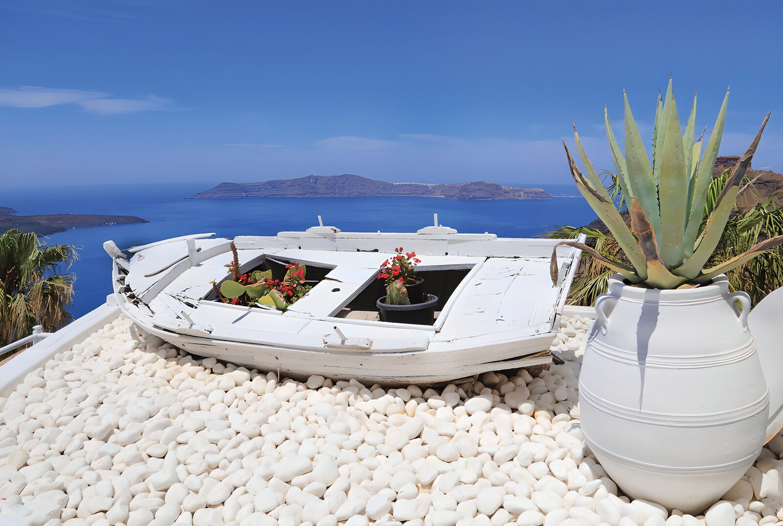 TPES96835: Barca blanca con plantas junto al mar