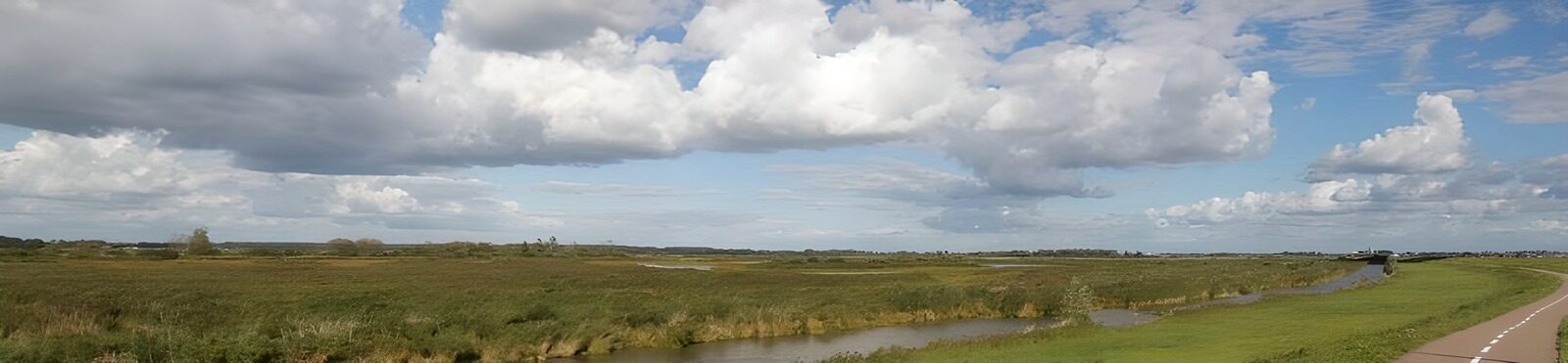 TPES96952: Humedal bajo un cielo de claros y nubes