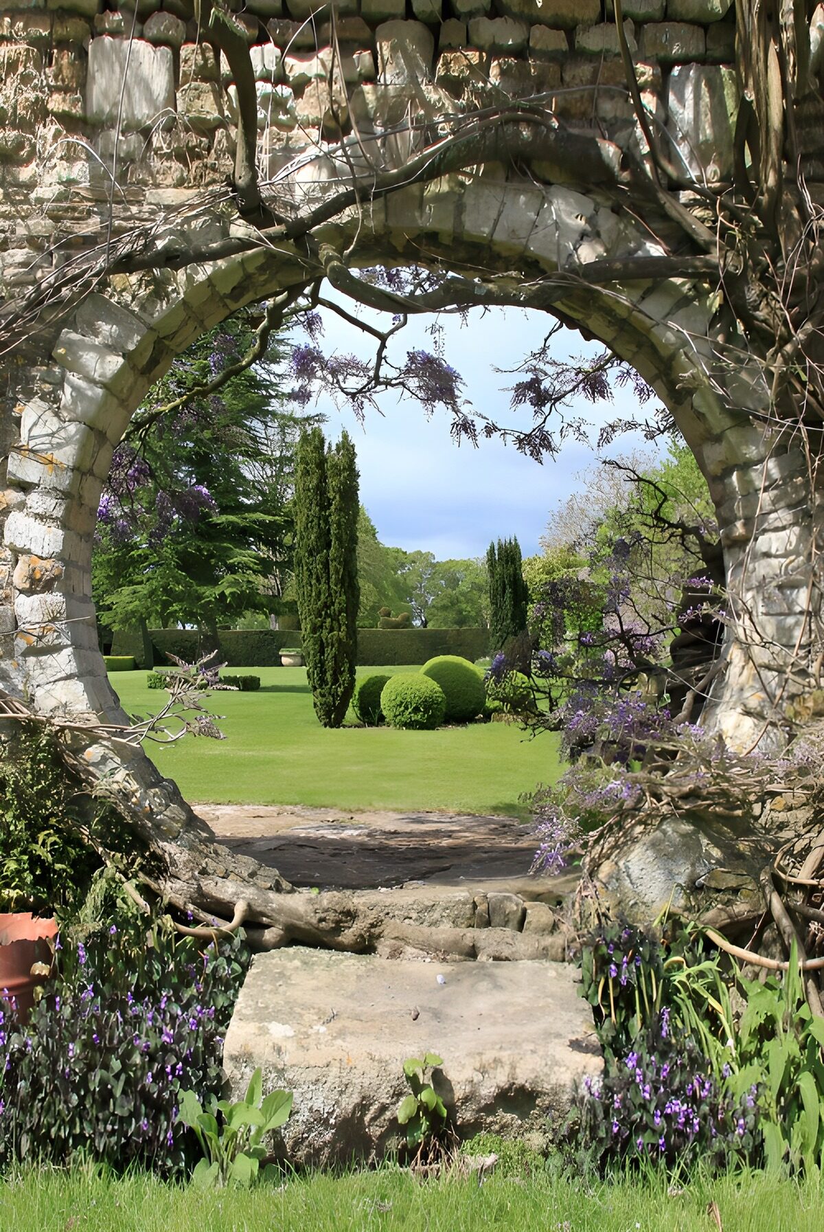 TPES11043: Arco de piedra hacia un jardín luminoso