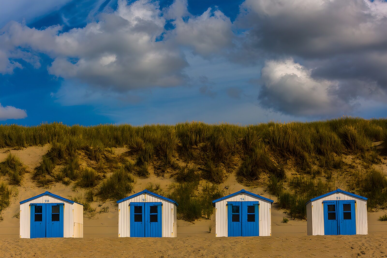 TPES96919: Cuatro casetas de playa al sol