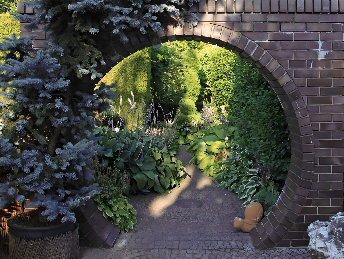 Arco circular de ladrillo entre plantas