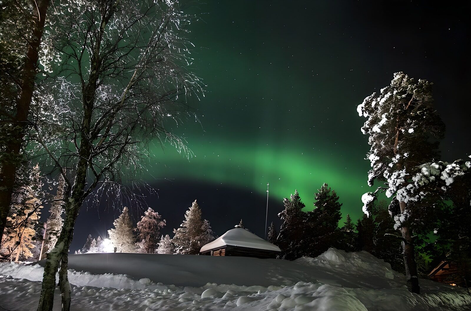 TPES77112: Cabaña nevada bajo la aurora boreal
