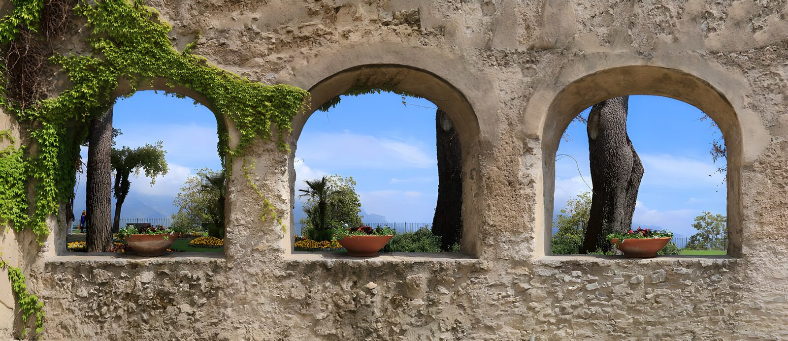 TPES10236: Tres arcos de piedra abiertos al jardín