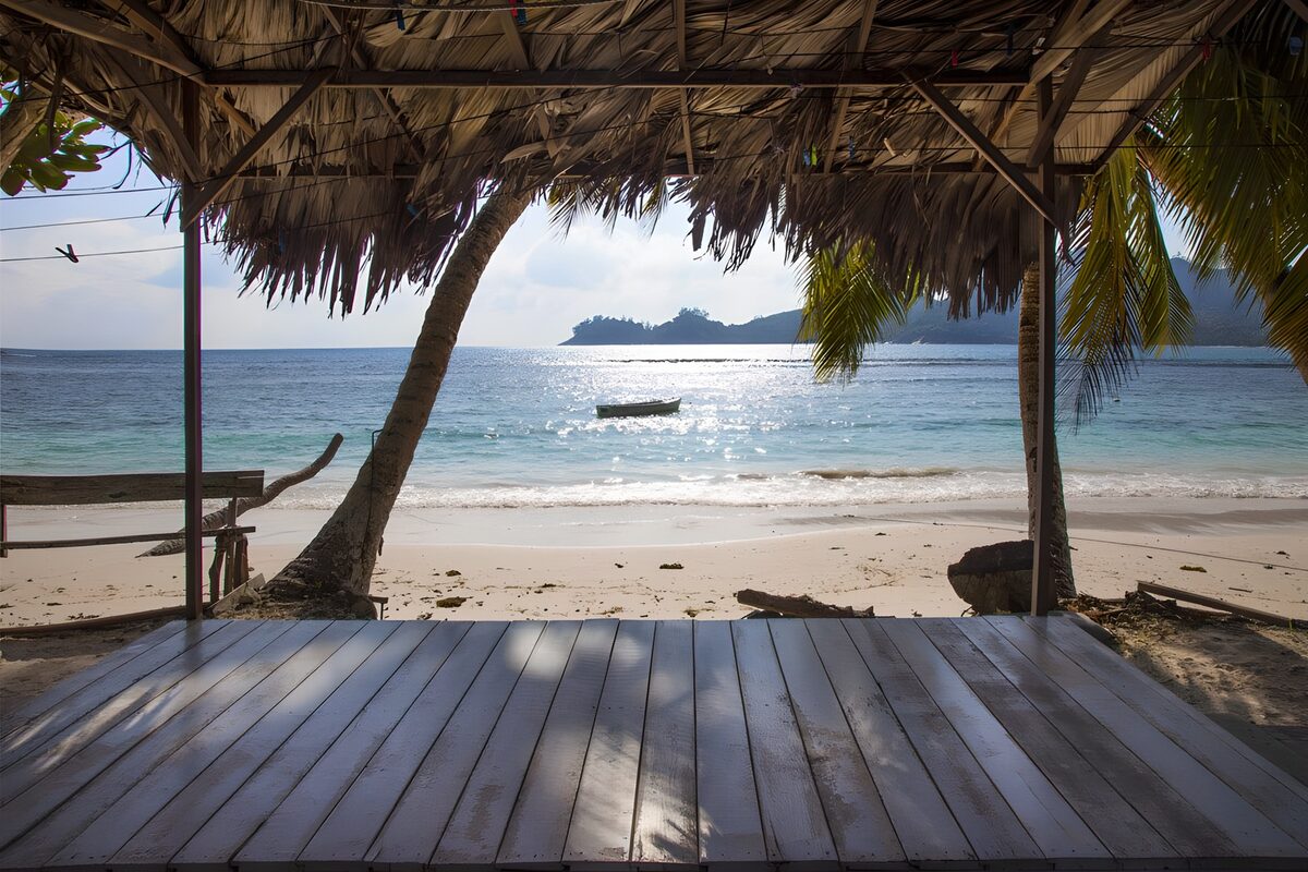 Playa tropical desde una cabaña