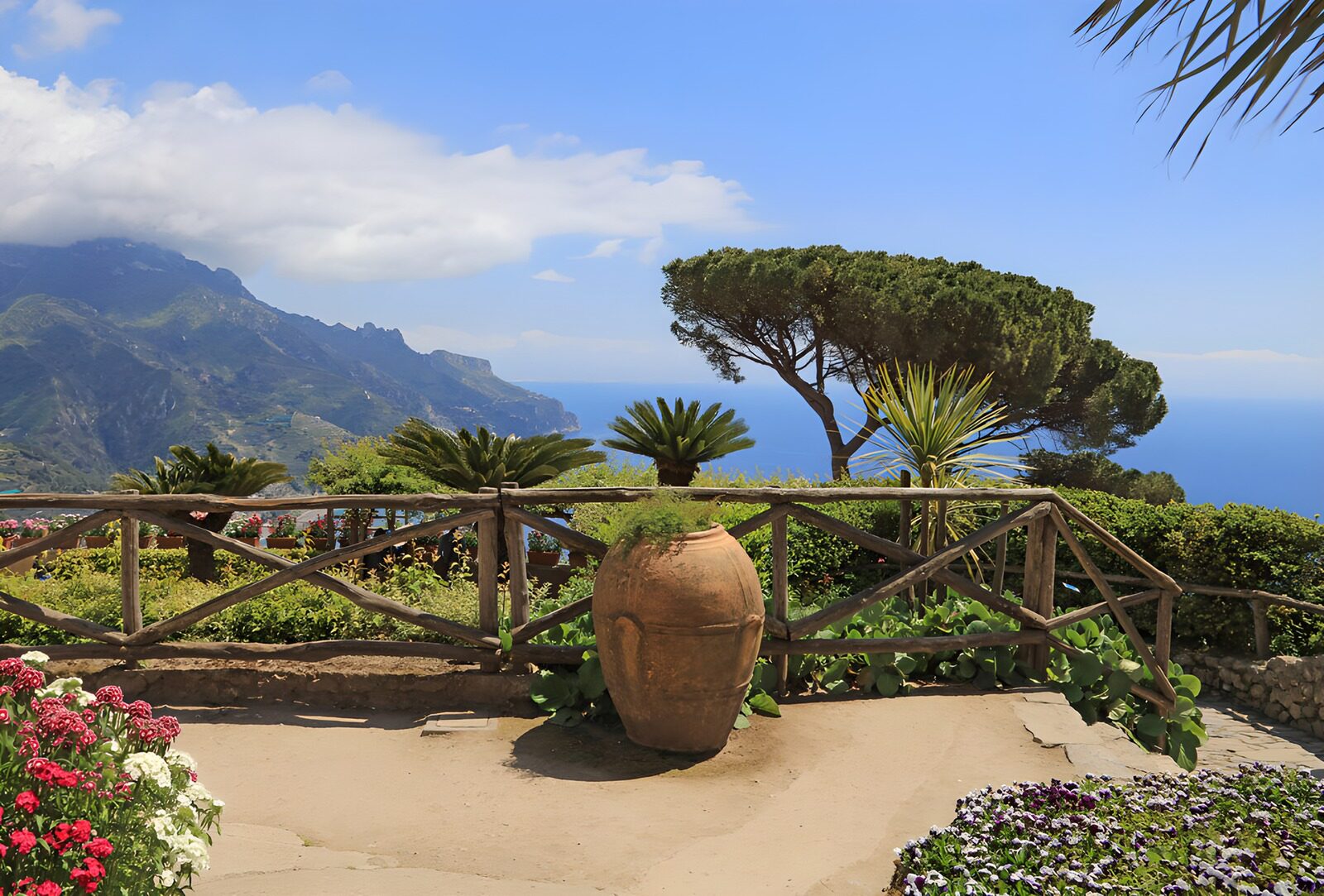 TPES42986: Terraza con flores y vistas al mar