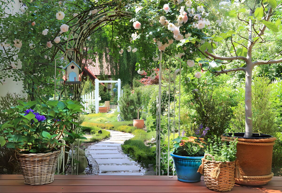 Arco de rosas en un jardín apacible