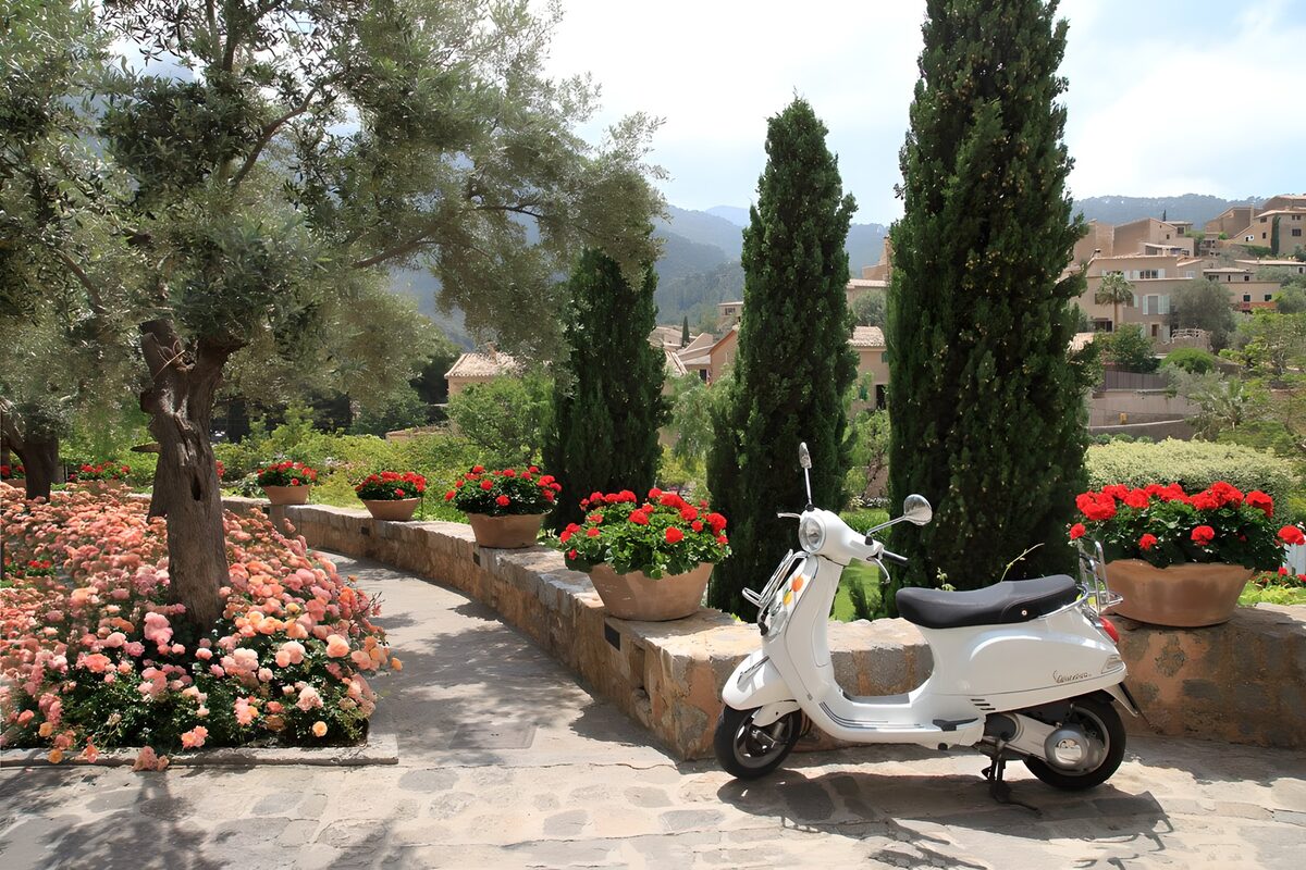 Moto blanca en un jardín de verano