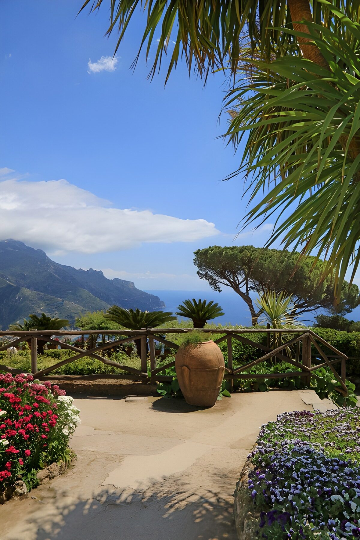 Terraza florida con vistas al mar