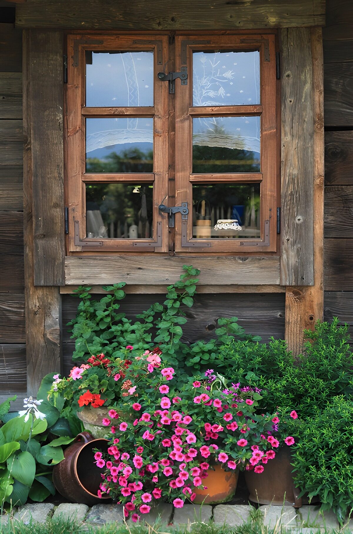 TPES94618: Ventana de madera con flores y encanto rural